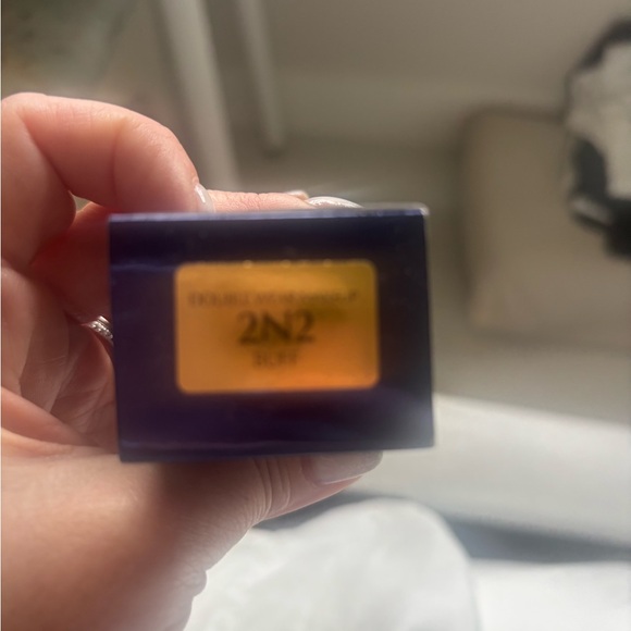 Estee Lauder Double Wear Foundation - Classic Beige 2n2 buff - Picture 2 of 2